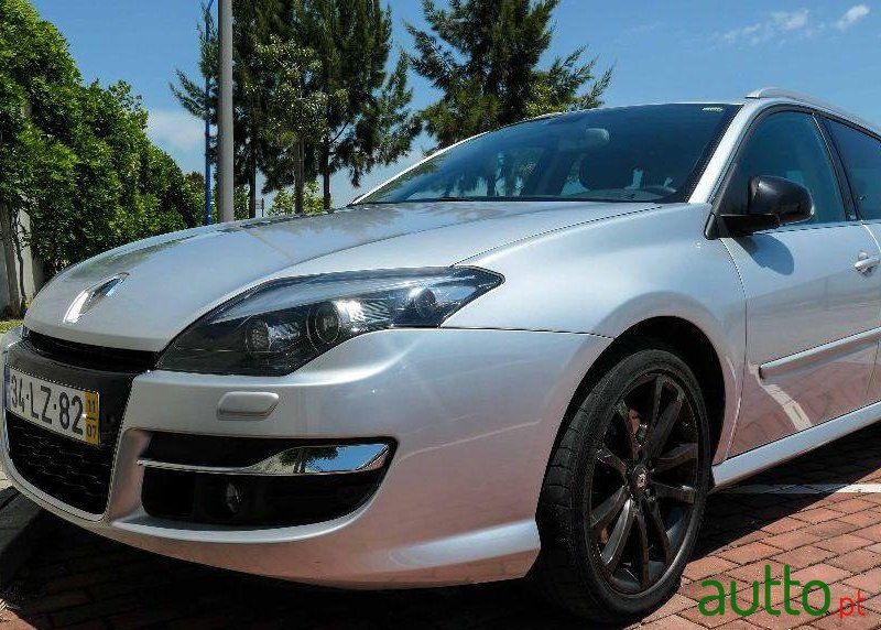 2011' Renault Laguna Break photo #2