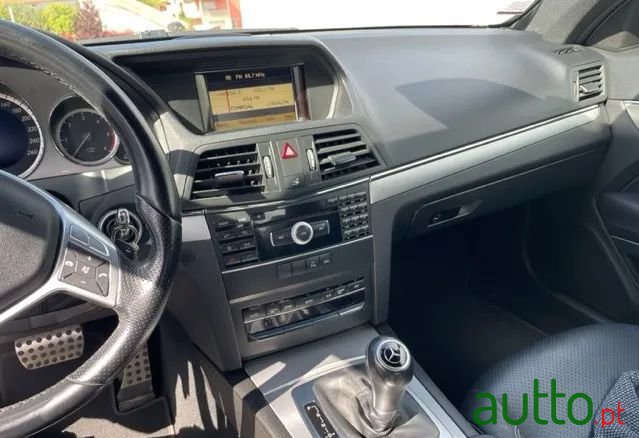 2012' Mercedes-Benz E-220 photo #5