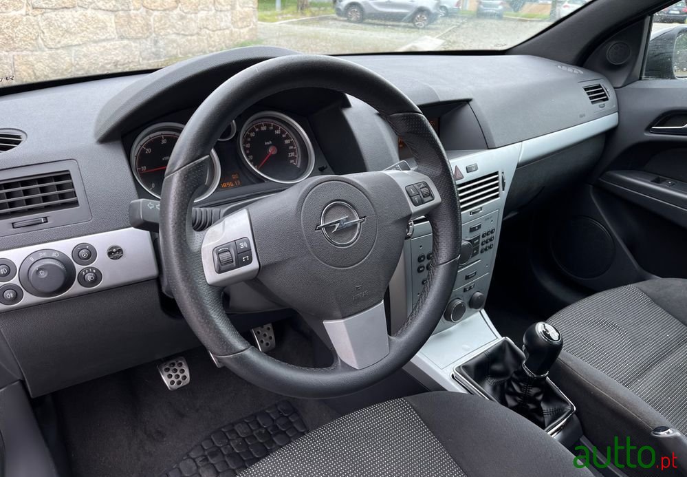 2008' Opel Astra Gtc 1.7 Cdti photo #4