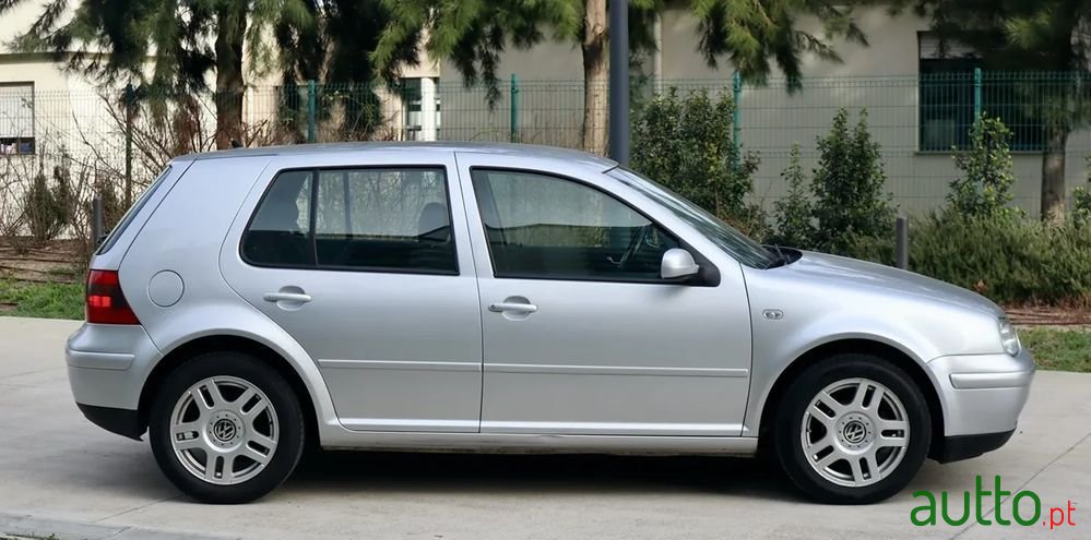 2002' Volkswagen Golf photo #2