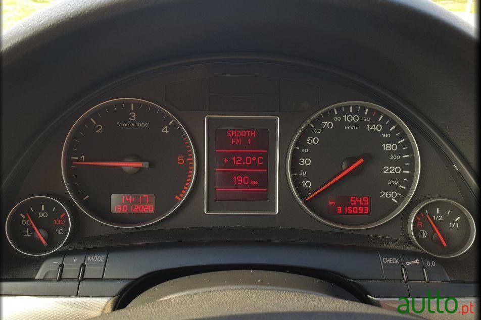 2004' Audi A4 Avant photo #2