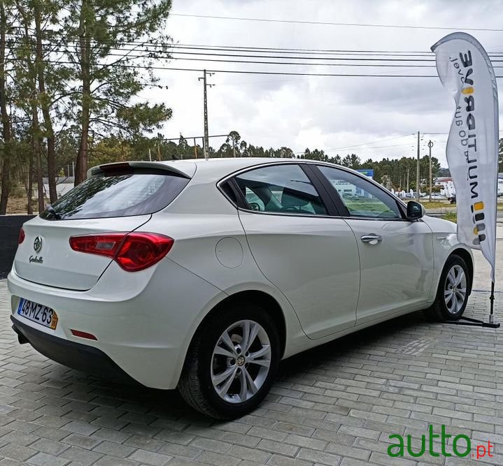 2012' Alfa Romeo Giulietta photo #3