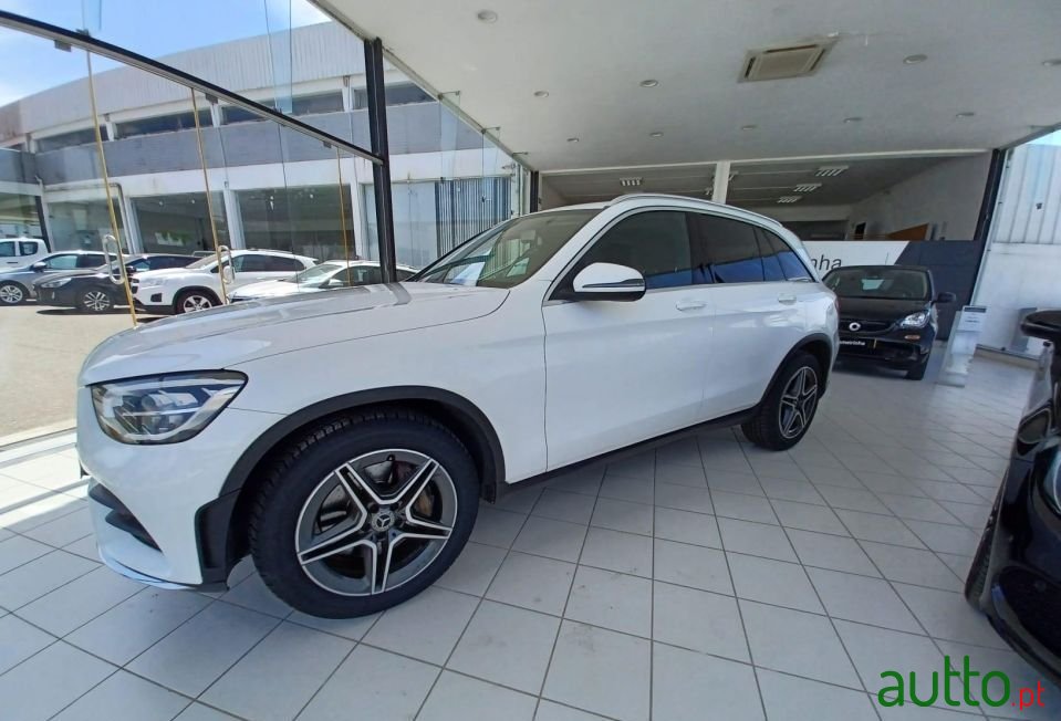 2020' Mercedes-Benz Glc-220 photo #4
