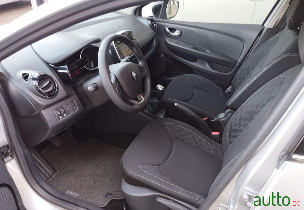 2019' Renault Clio Sport Tourer photo #5