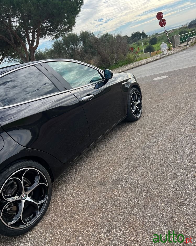 2011' Alfa Romeo Giulietta photo #2