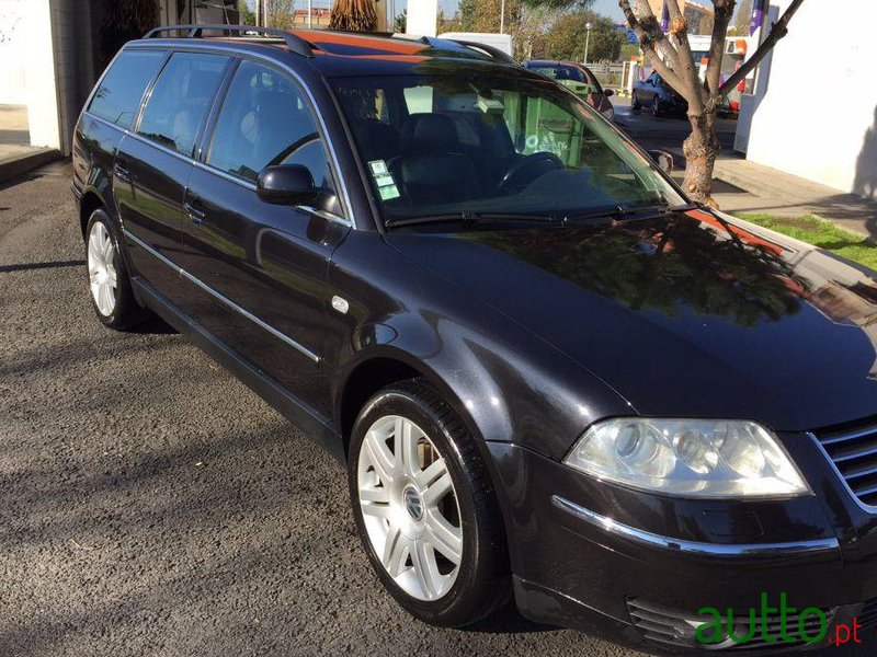 2002' Volkswagen Passat 1.9 TDi Highline photo #1