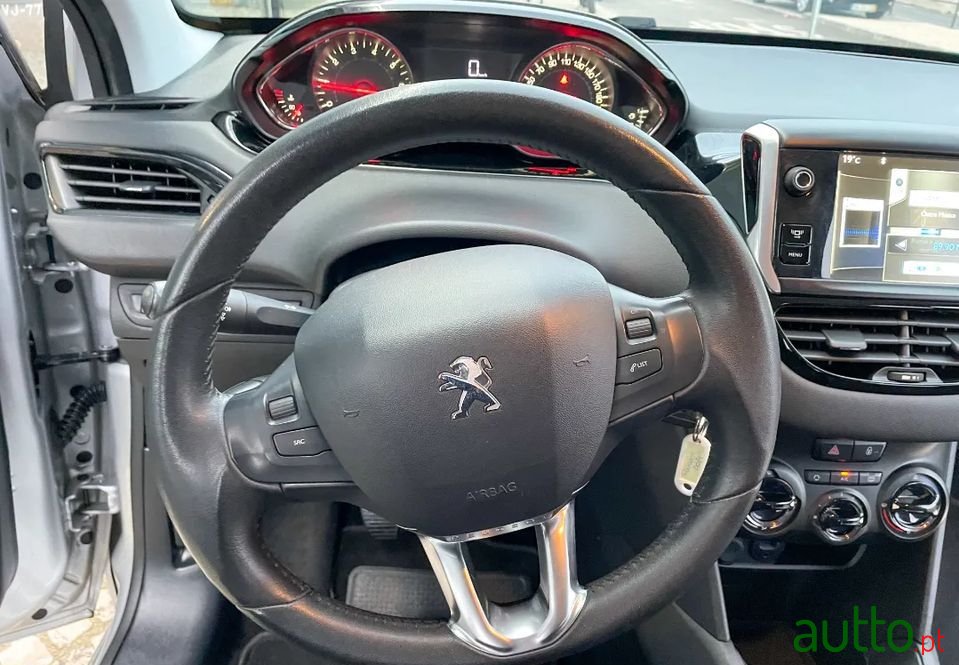 2013' Peugeot 208 photo #6