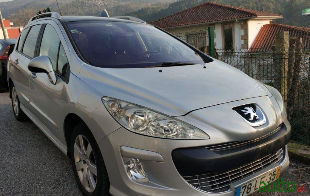 2011' Peugeot 308 Sw photo #1