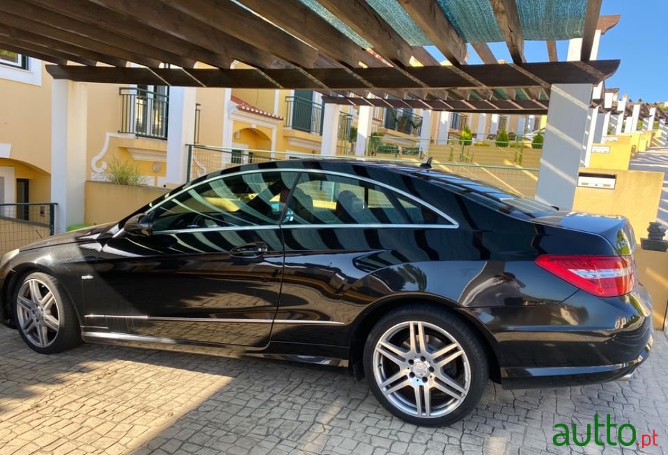 2009' Mercedes-Benz E-250 photo #1