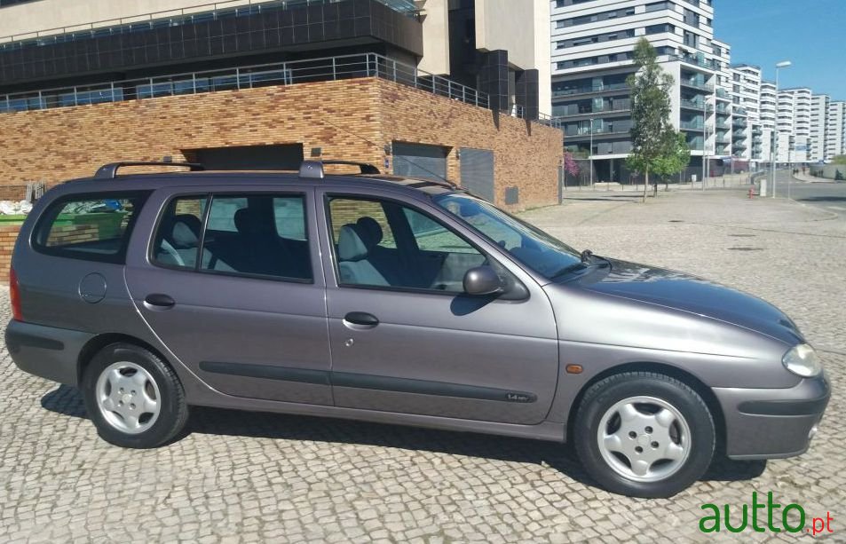 2001' Renault Megane Break photo #2