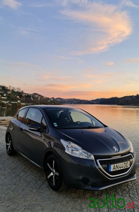 2012' Peugeot 208 photo #1