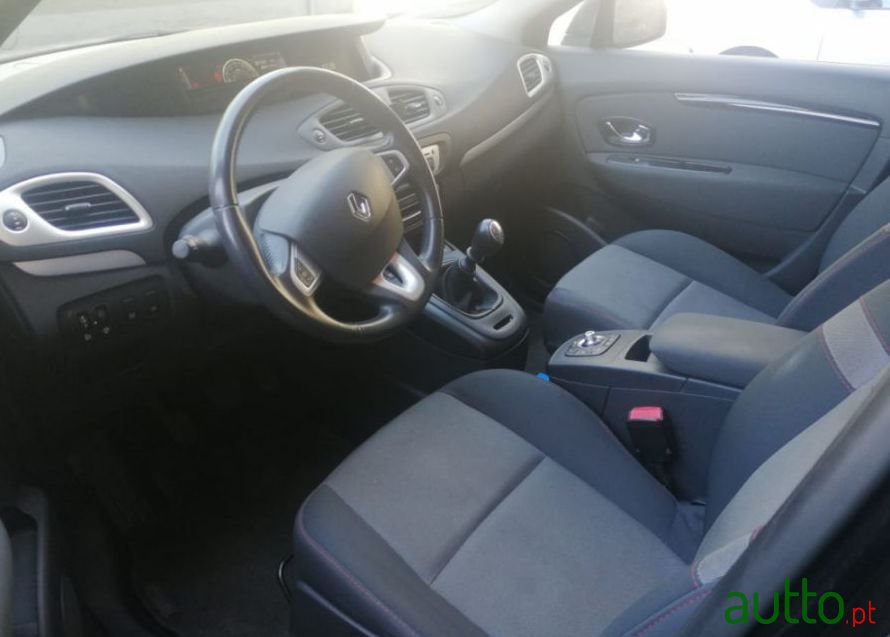 2014' Renault Grand Scenic photo #2