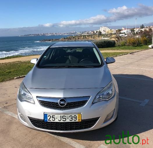 2010' Opel Astra photo #5