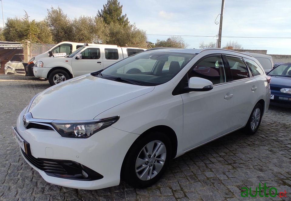 2017' Toyota Auris Touring Sports photo #4