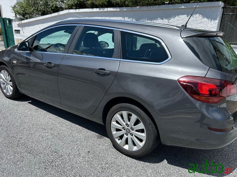 2012' Opel Astra Sports Tourer photo #3
