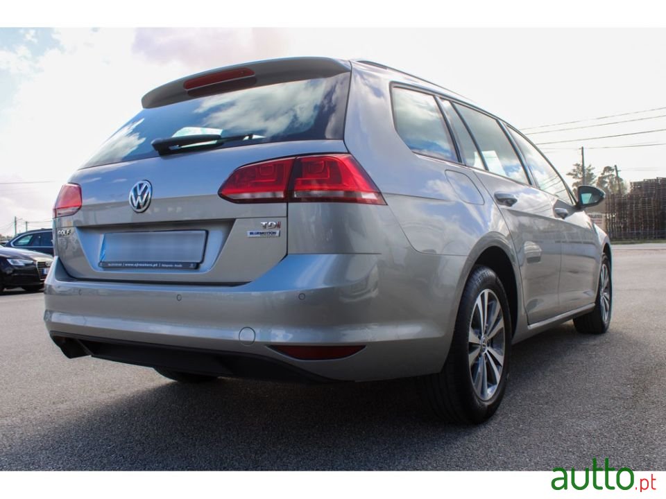 2017' Volkswagen Golf photo #2