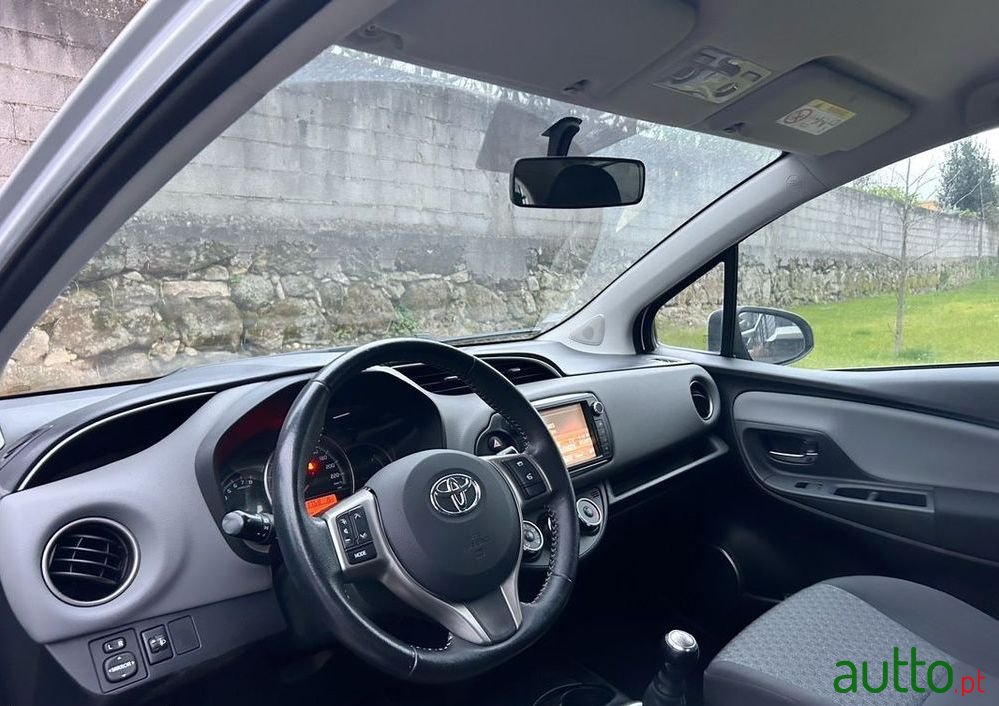 2015' Toyota Yaris photo #5