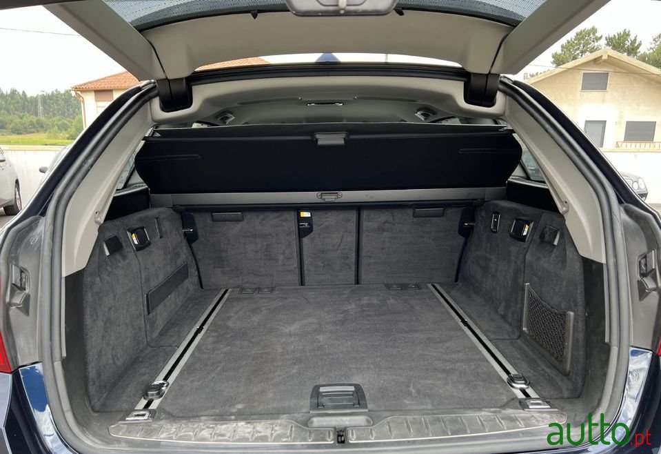 2011' BMW 520 photo #5