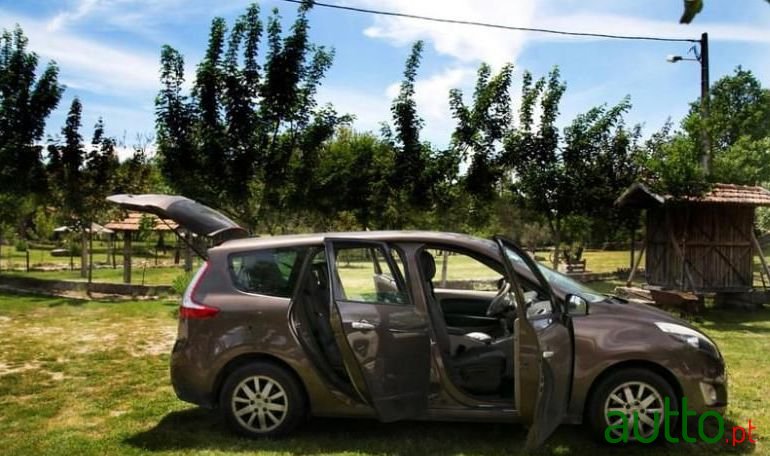 2010' Renault Grand Scenic photo #1