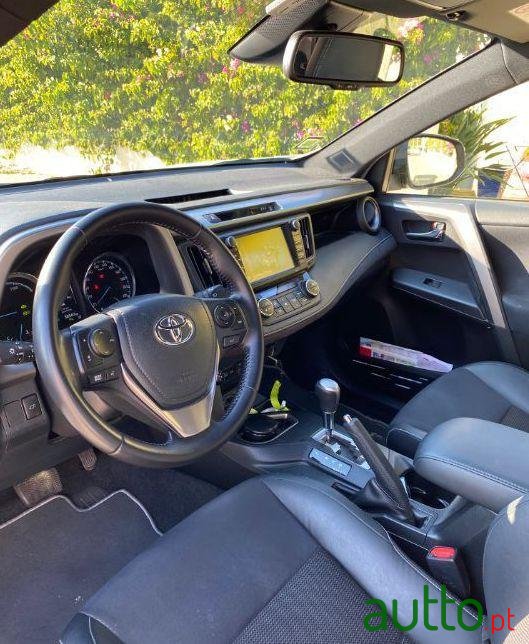 2017' Toyota RAV4 photo #3