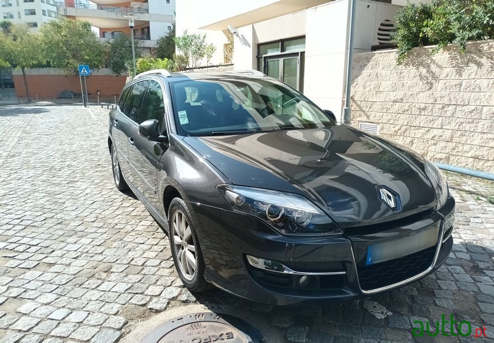 2011' Renault Laguna Break photo #1