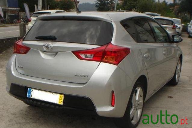 2012' Toyota Auris photo #2