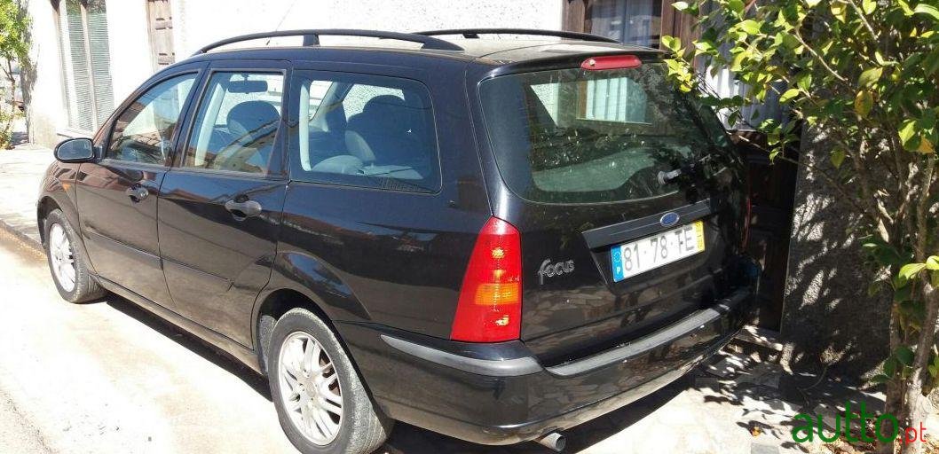 2002' Ford Focus Sw photo #2