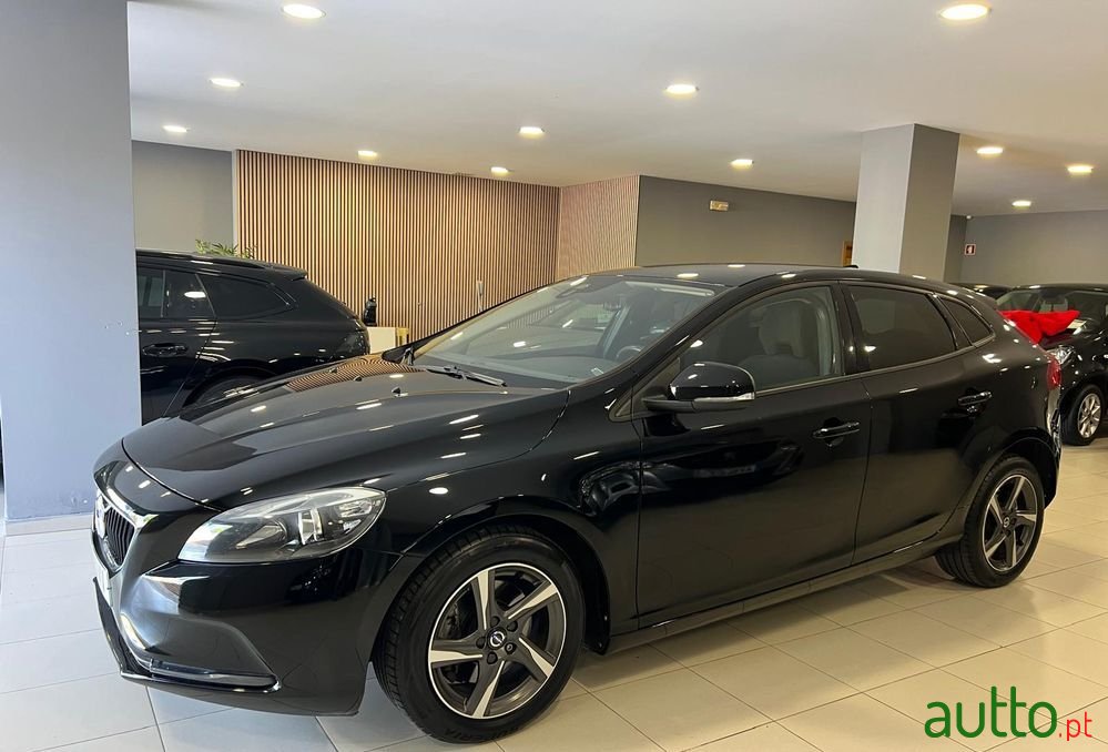 2017' Volvo V40 T2 Kinetic photo #2