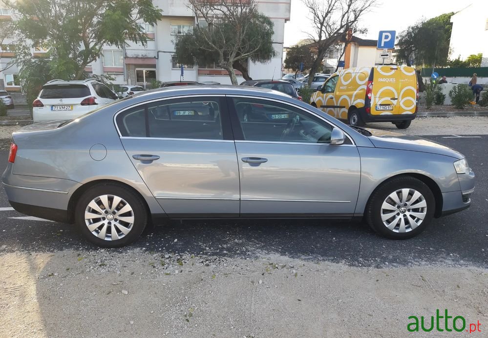 2009' Volkswagen Passat photo #3