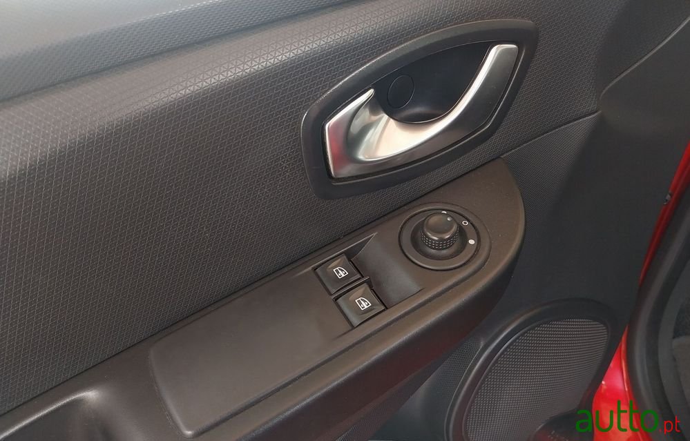 2015' Renault Clio photo #3