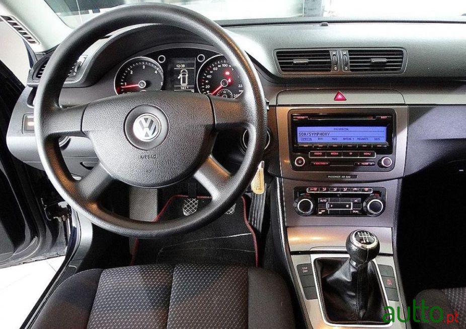 2010' Volkswagen Passat Variant photo #1