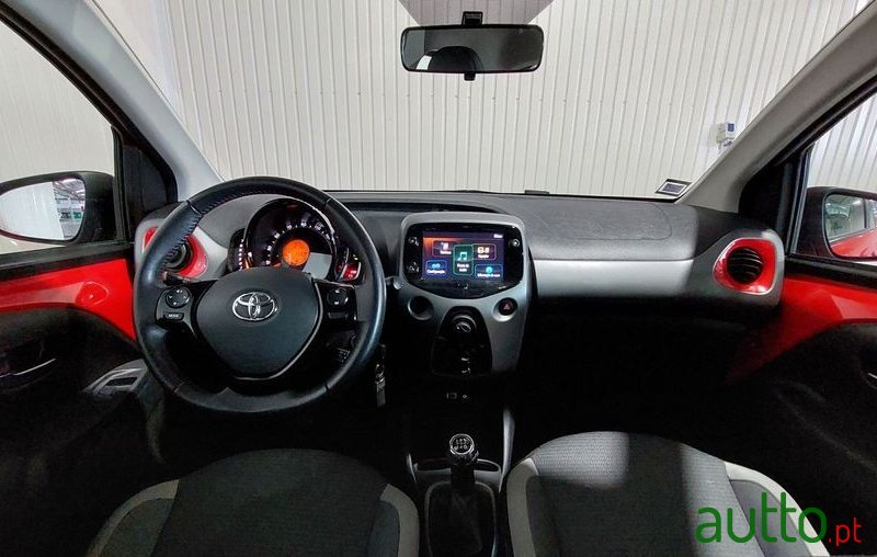 2021' Toyota Aygo 1.0 X-Play photo #6