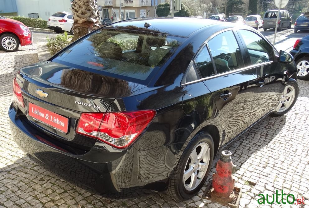 2010' Chevrolet Cruze photo #3