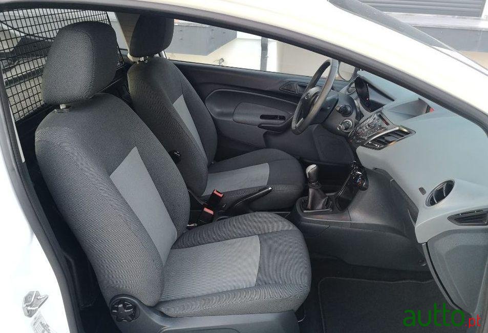 2010' Ford Fiesta Comercial photo #2