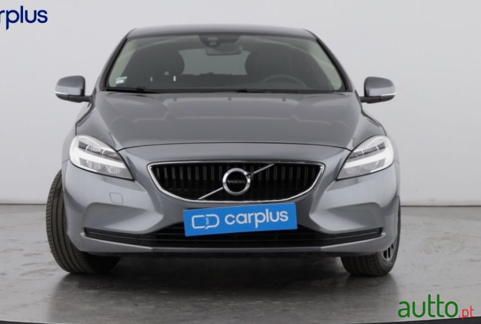 2019' Volvo V40 photo #2