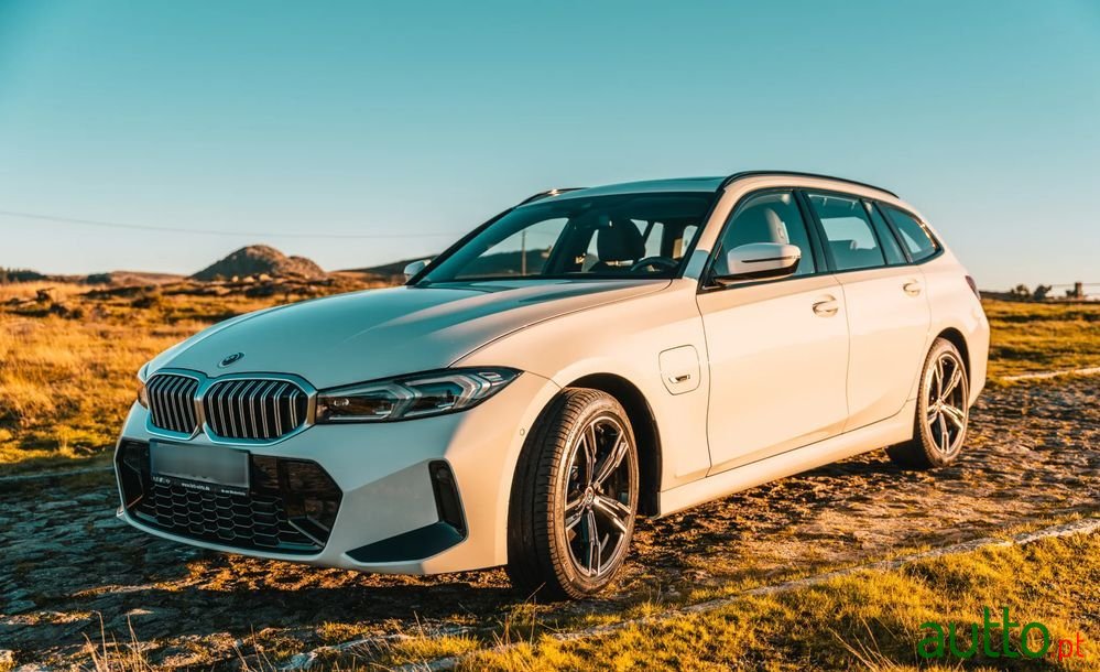 2022' BMW 330 E Pack M Auto photo #2