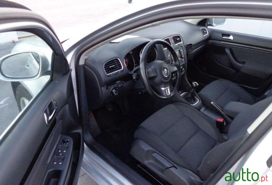 2011' Volkswagen Golf Variant photo #1