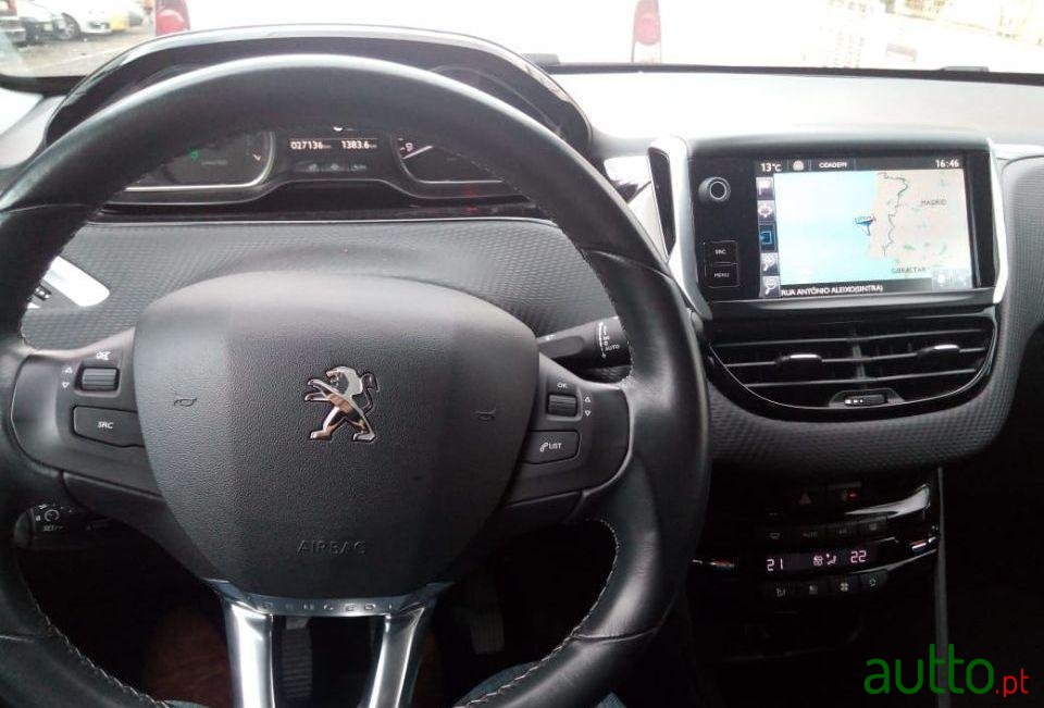 2015' Peugeot 2008 Allure 1.2 Vti photo #2