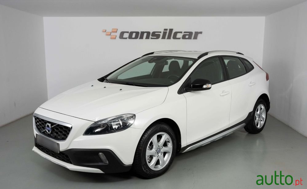 2015' Volvo V40 Cross Country photo #1