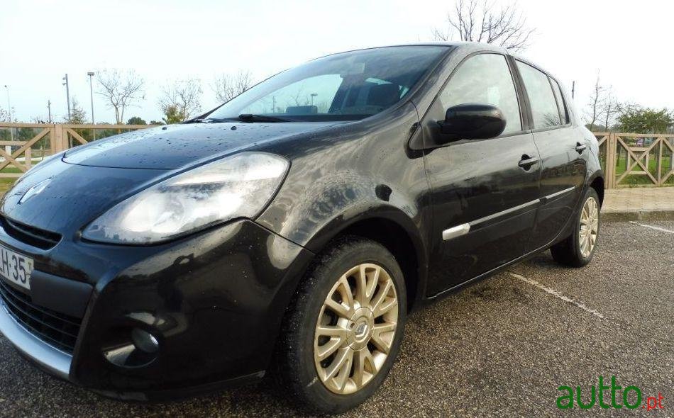 2011' Renault Clio photo #4