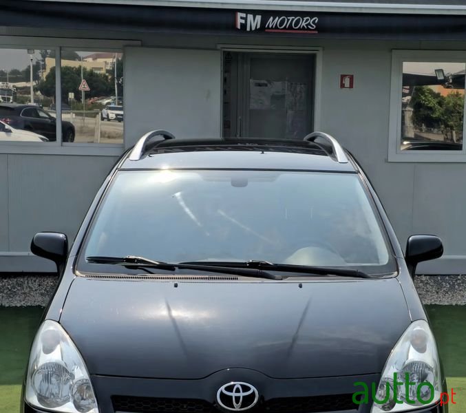 2006' Toyota Corolla Verso 2.2 D-4D Sol photo #5