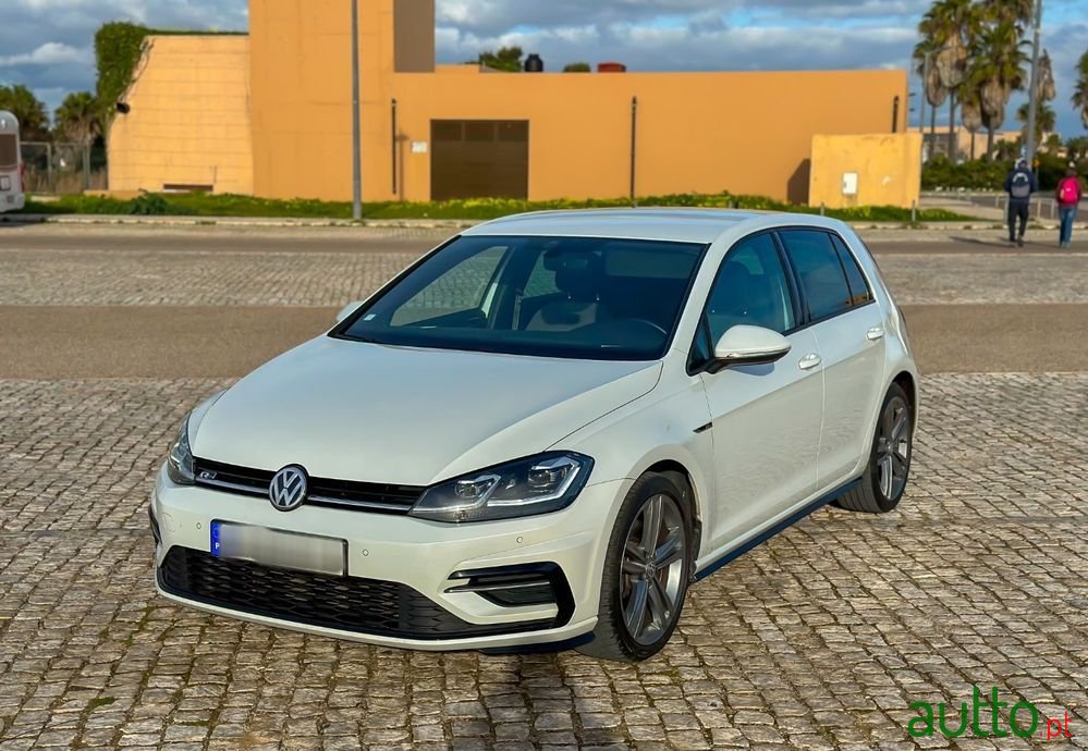 2018' Volkswagen Golf photo #2