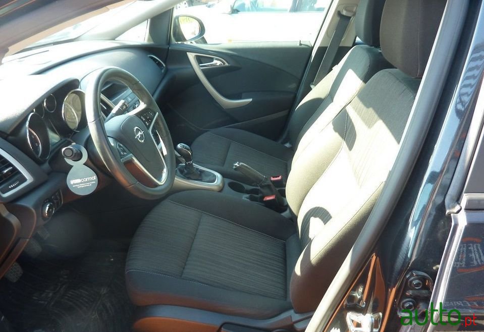 2011' Opel Astra photo #5