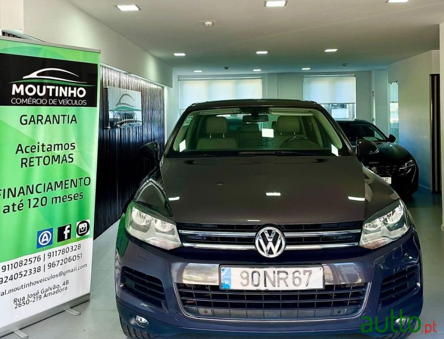 2011' Volkswagen Touareg photo #2