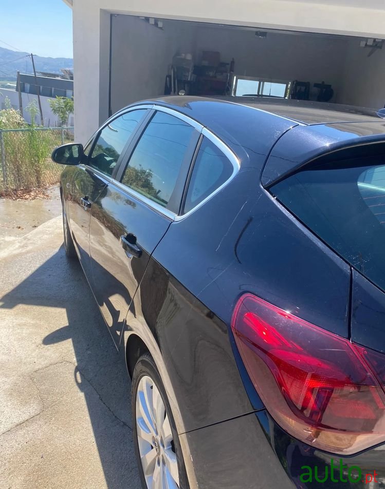 2010' Opel Astra 1.3 Cdti Cosmo photo #2