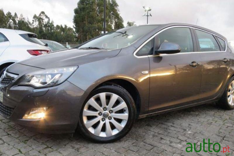 2012' Opel Astra photo #2
