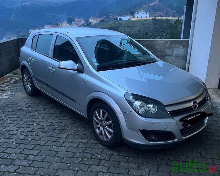 2005' Opel Astra 1.3 Cdti Elegance photo #1