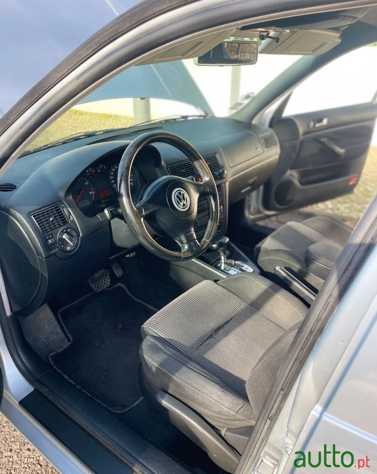 2001' Volkswagen Golf photo #3