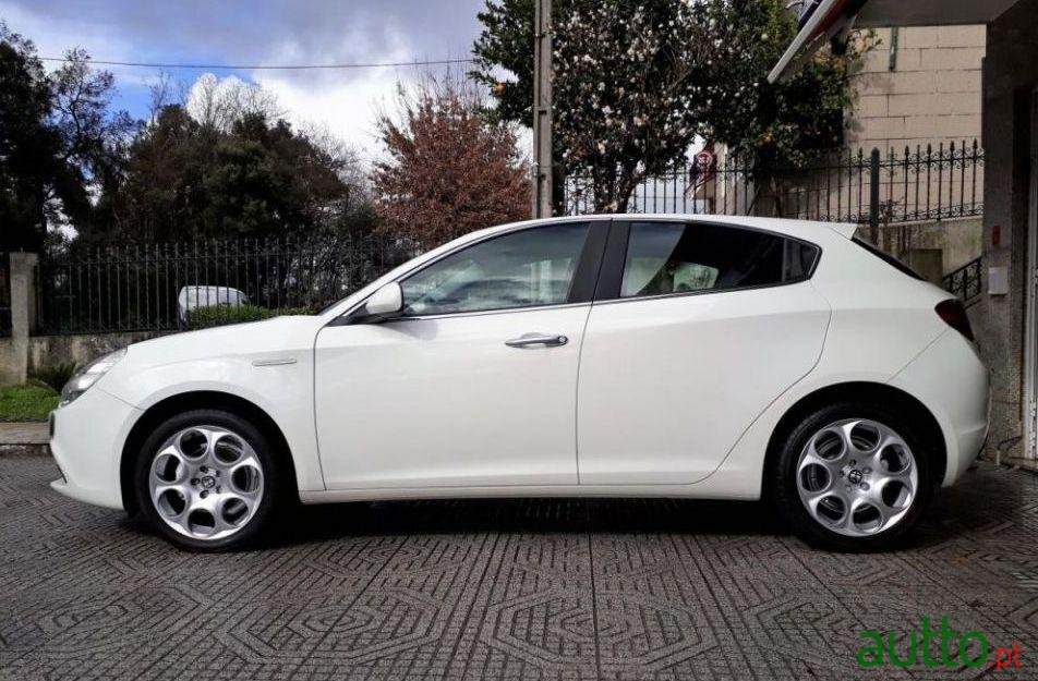 2010' Alfa Romeo Giulietta photo #1