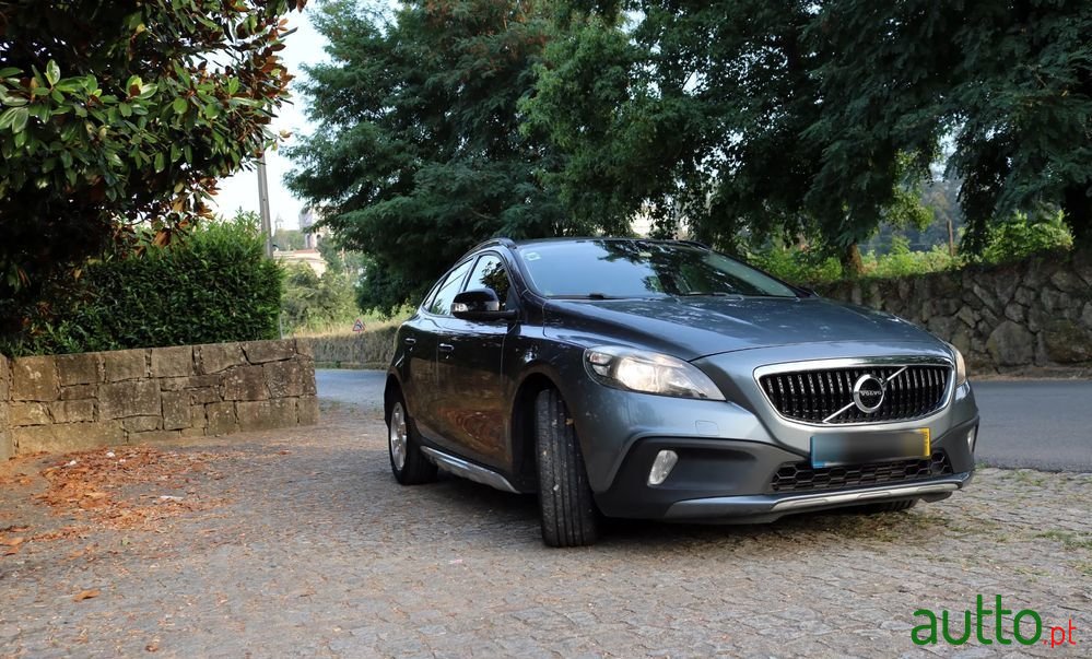 2016' Volvo V40 Cross Country photo #5